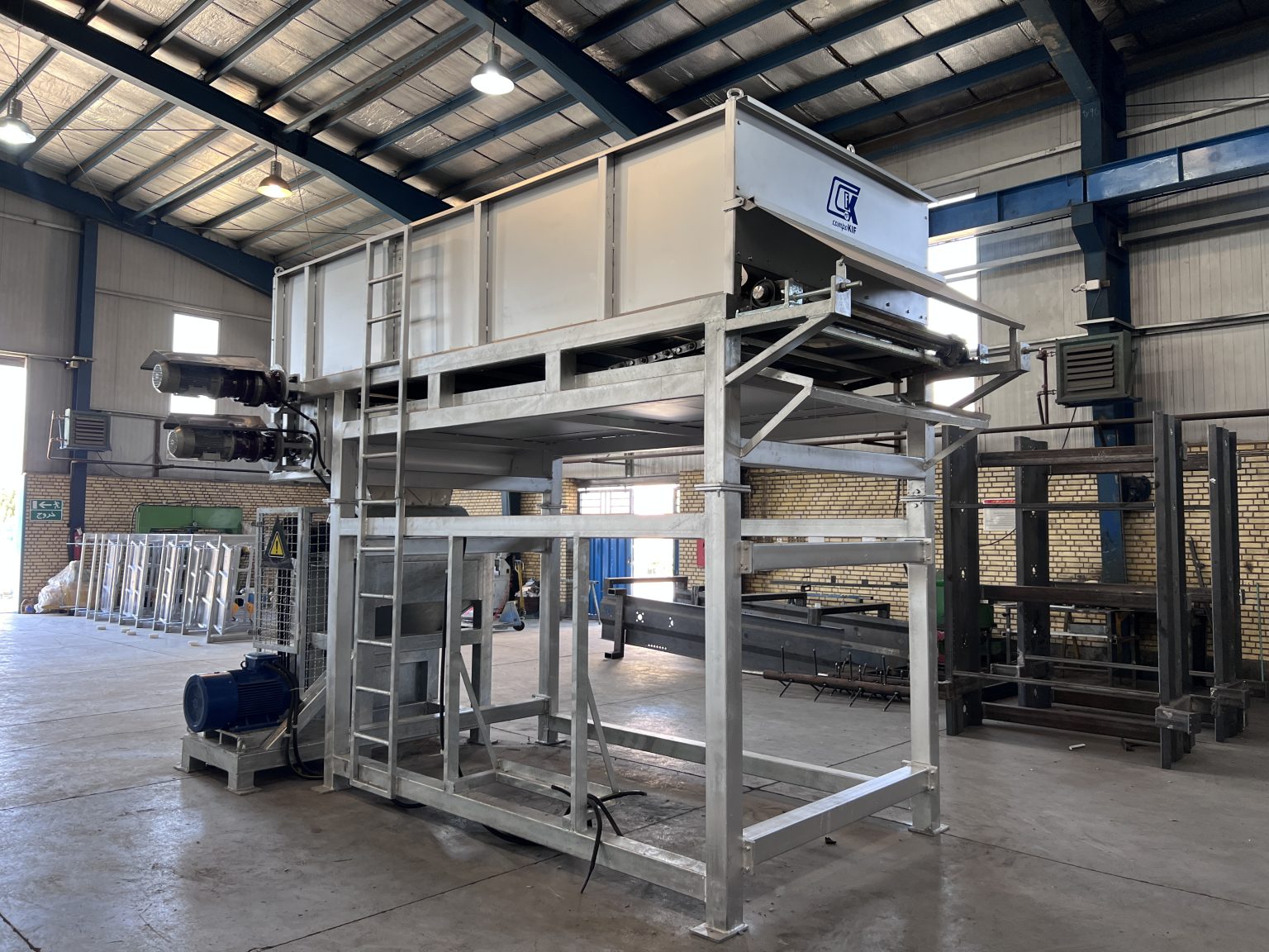 Chicken Manure Grinding Main View