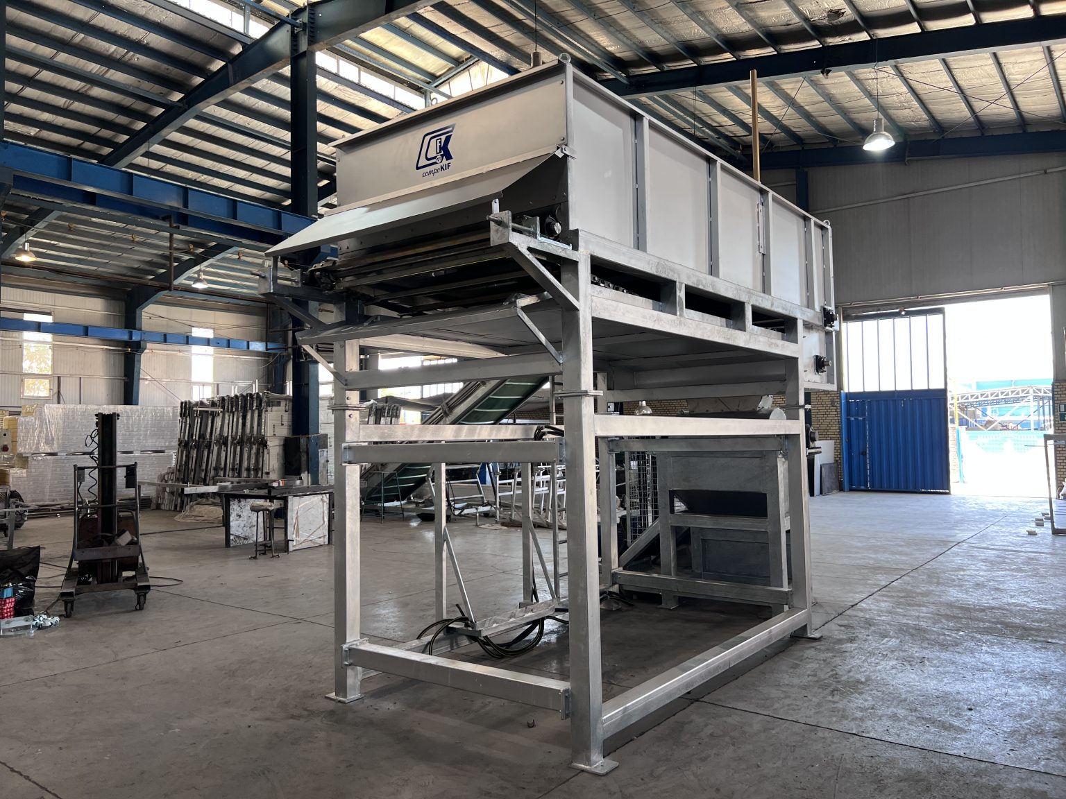 Chicken Manure Grinding Main View